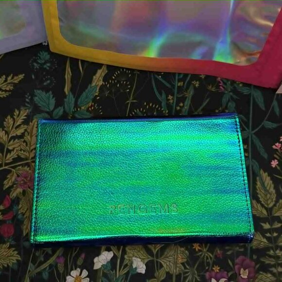 Pengems Jet Set Wristlet Global Iridescent Green - Picture 2 of 4